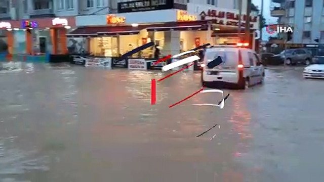 Osmaniye'nin Kadirli ilçesinde kuvvetli yağış nedeniyle cadde ve sokaklar göle döndü