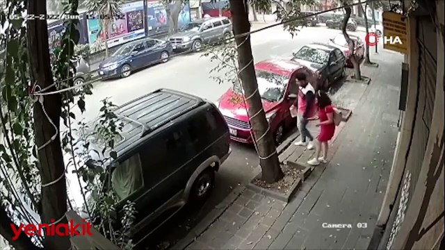 Devrilen ağacın altında kalmaktan son anda kurtuldular