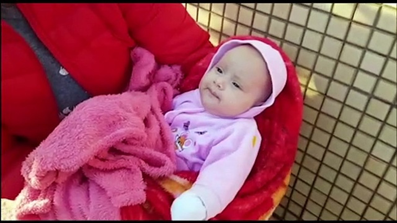 Bebê sofre engasgamento durante o banho e é salva pela mãe com apoio dos bombeiros