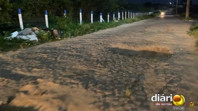 Com automóveis quebrando, moradores do Residencial Cajazeiras pedem asfaltamento do acesso