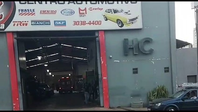 Jovem sofre queimaduras na perna depois chutar galão com gasolina em chamas