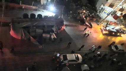 Freni boşalan kamyon kamelyaya daldı: Baba ve iki kızı ölümden döndü