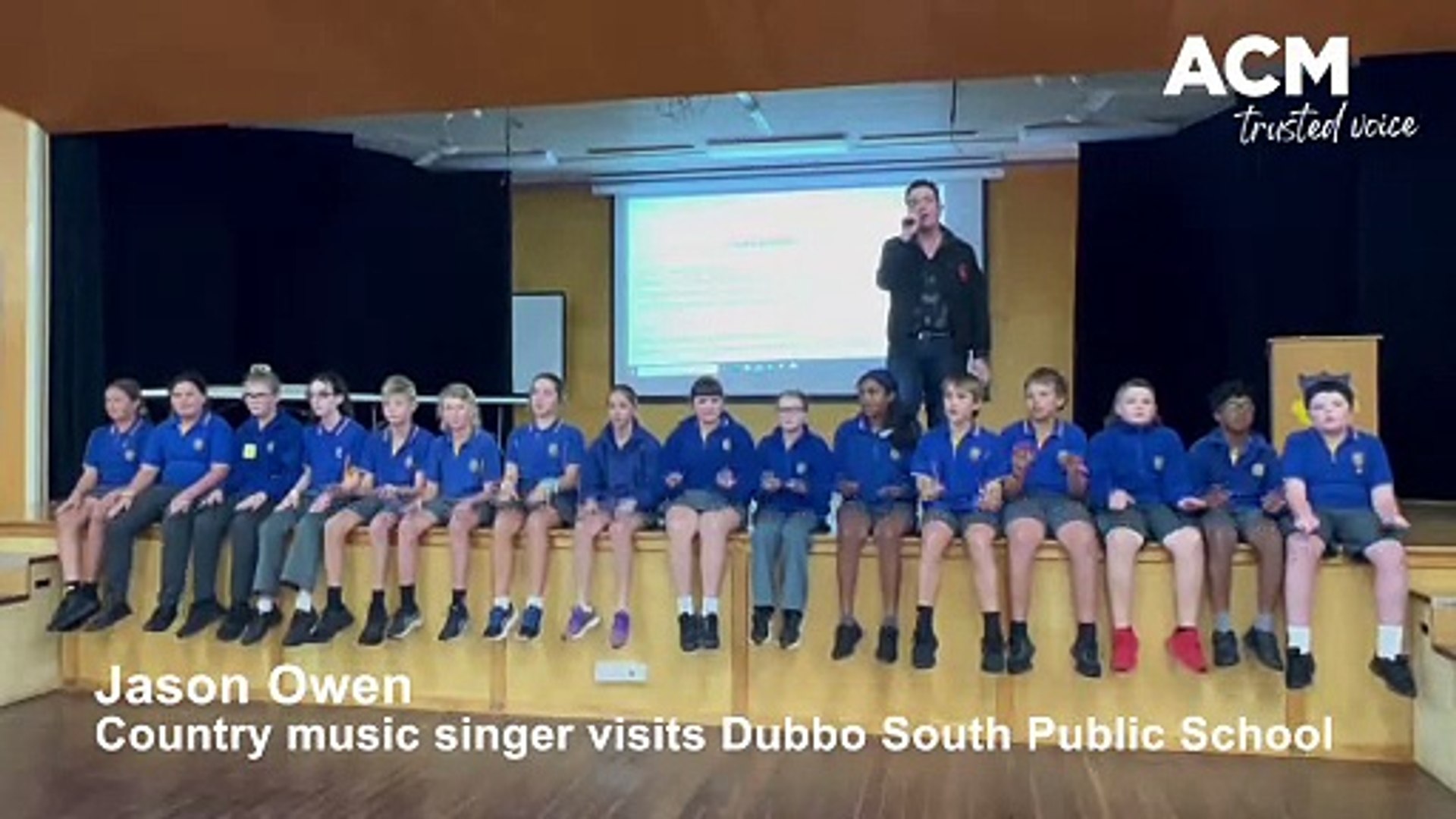 ⁣Country music singer Jason Owen at South Dubbo Public School