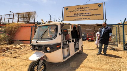 مهندس سوداني يصنع "توك توك" كهربائي يعمل بالطاقة الشمسية