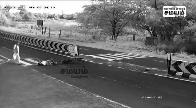 சைக்கிளில் சென்றவர் மீது டூவீலர் மோதல்; பதைபதைக்கும் சிசிடிவி காட்சிகள்!