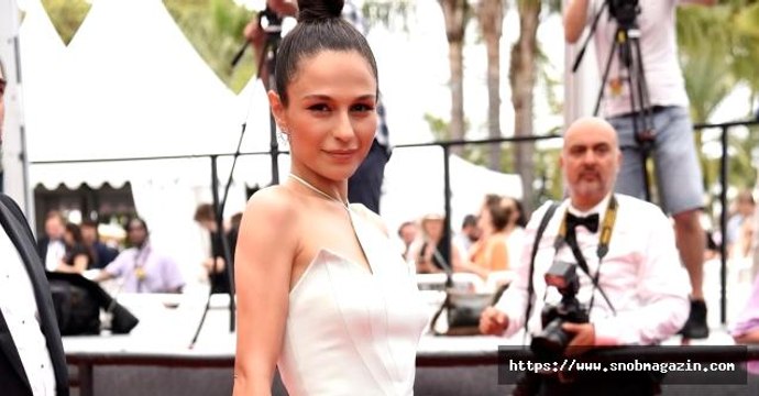 Cannes'da göz kamaştırdı! Kurak Günler'in oyuncusu Selin Yeninci, başarısıyla 8 dakika ayakta alkışlandı