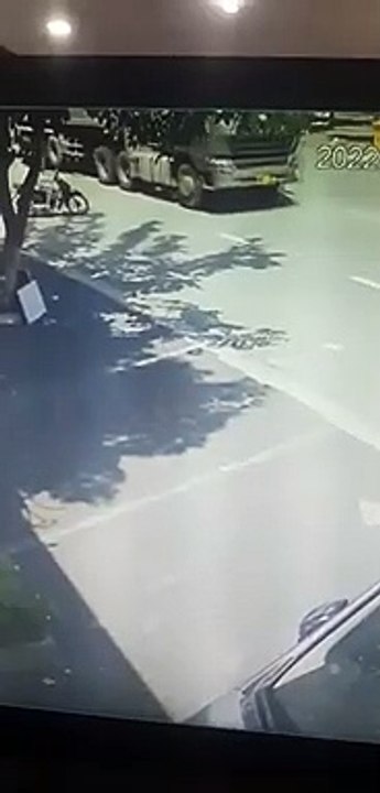 Chiếc xe máy va vào ngang hông xe tải