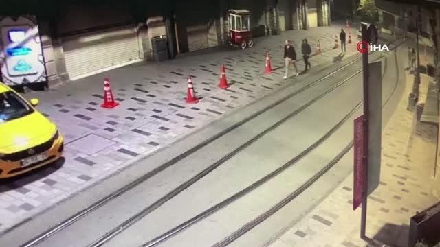 Taksim'de dehşet anları kamerada: İngiliz turisti bıçaklayıp gasp ettiler