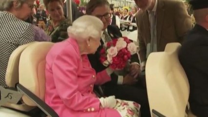 La Regina Elisabetta II in buggy al Chelsea Flower Show