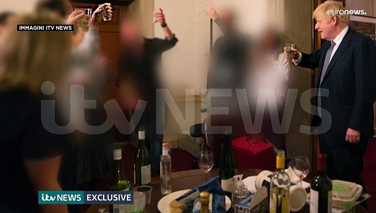 "Partygate", un brindisi... amaro per Boris Johnson: le foto dello scandalo