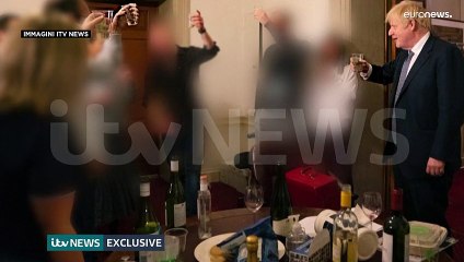"Partygate", un brindisi... amaro per Boris Johnson: le foto dello scandalo