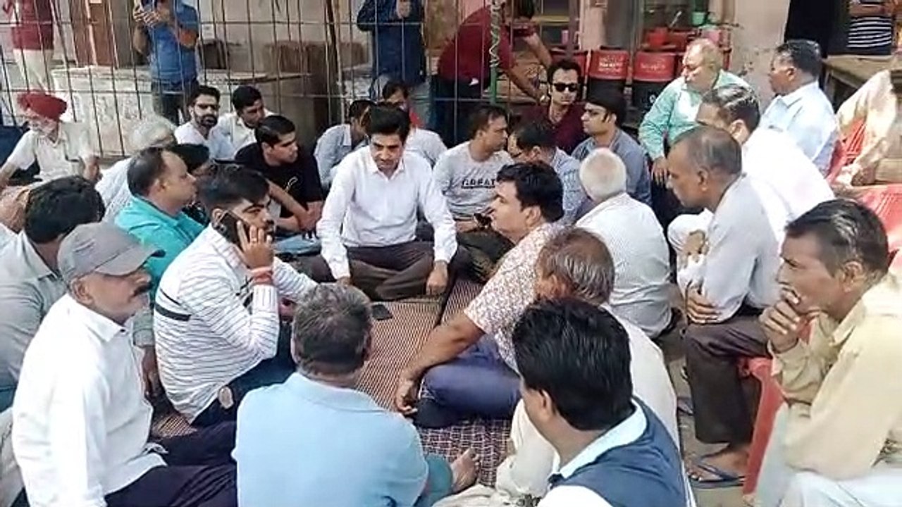 अफीम तस्करी के झूठे मामले में रेस्टोरेंट संचालक को फंसाने से व्यापारियों में रोष, बाजार रखा बंद