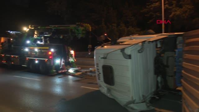 BAKIRKÖY'DE ALT GEÇİDE TAKILAN TIR OTOMOBİLİ SIKIŞTIRIP DEVRİLDİ
