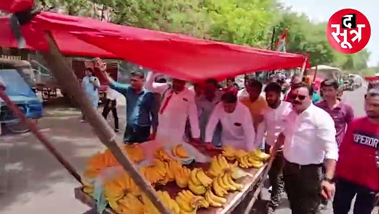भोपाल: ठेले पर सियासत, CM के आयोजन से पहले हाथ ठेला लेकर सड़क पर उतरी कांग्रेस