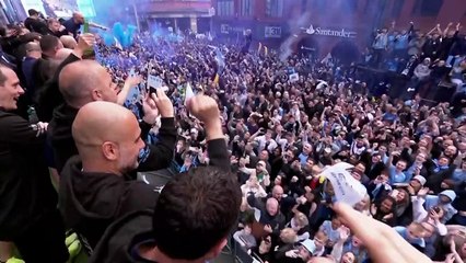 لاعبو مانشستر سيتي يحتفلون بالاحتفاظ بلقب الدوري بين جمهورهم
