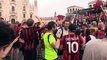 Milan, i rossoneri segnano il terzo gol e la piazza impazzisce: i tifosi fanno festa in Duomo