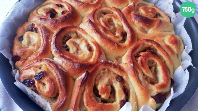 Brioche roulée à la pomme, raisins et miel