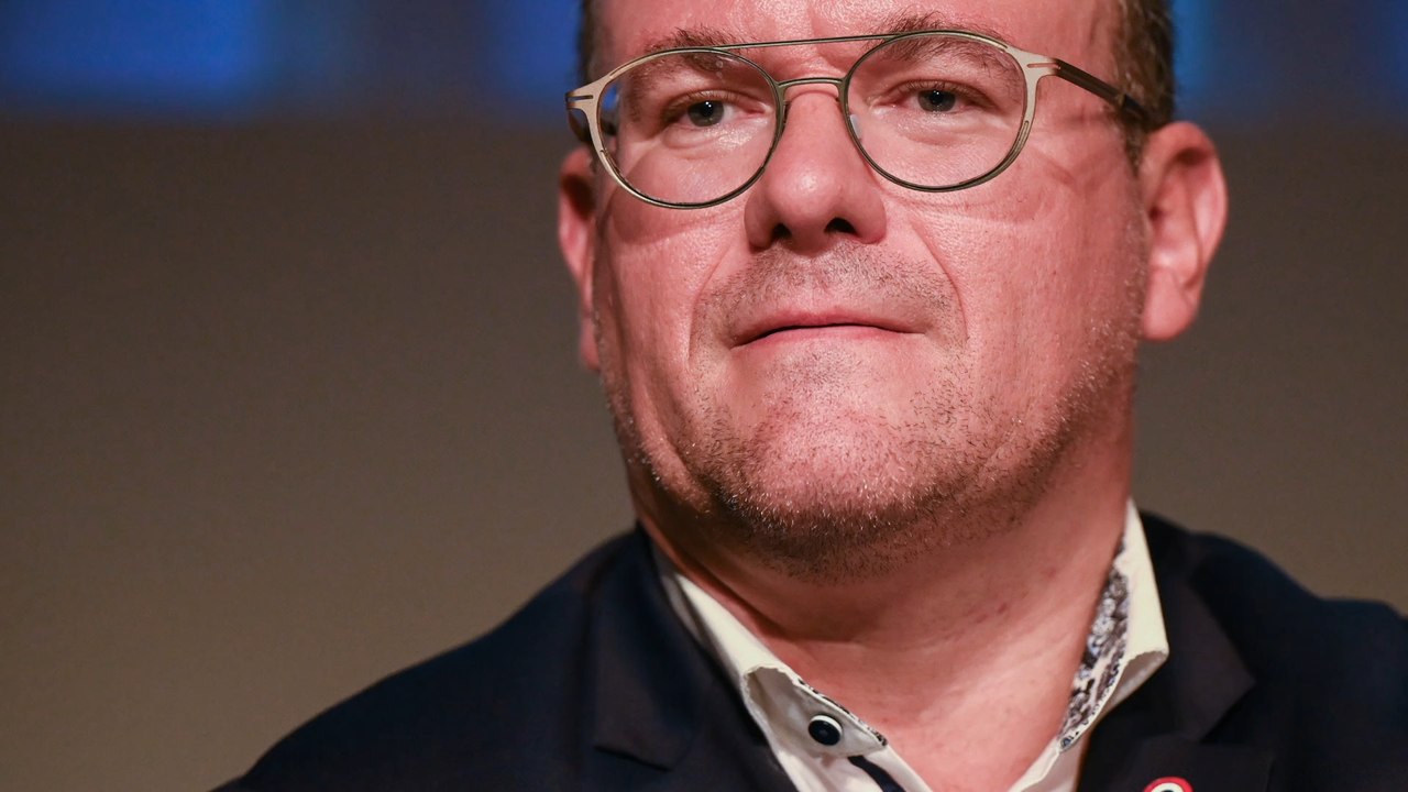 Le ministre des Solidarités Damien Abad accusé de viol, les ministres gardent le silence