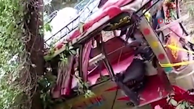 Yarışa tutuşan otobüsler çarpıştı, facia kaçınılmaz oldu! Çok sayıda ölü ve yaralı var