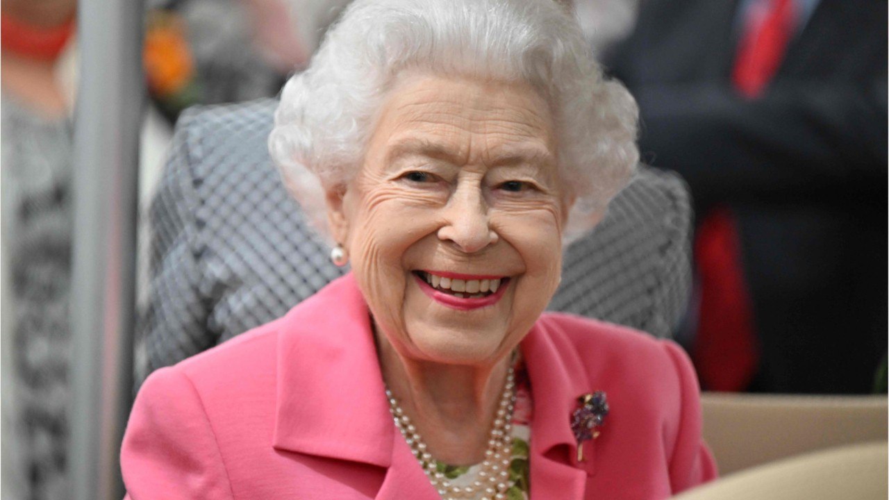 VOICI : Elizabeth II diminuée physiquement : elle se déplace en voiturette de golf