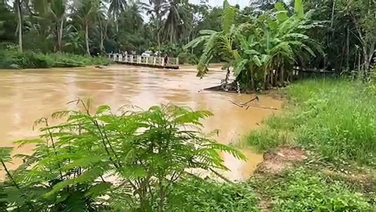 ชุมพร - อ่วม อำเภอเมืองชุมพรหนักน้ำทะลักเข้าหลายพื้นที่