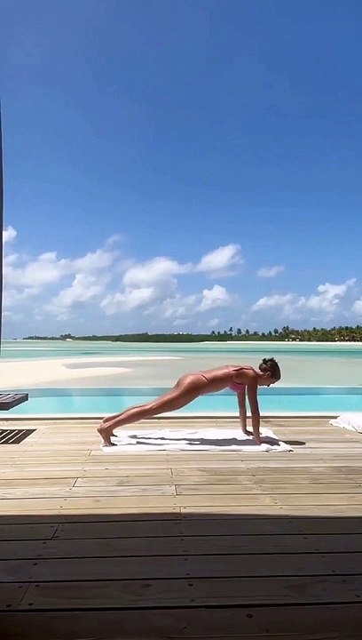 De biquíni, Sasha Meneghel treina e exibe corpo em Maldivas