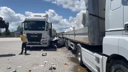 Dinlenme tesisinde iki tıra çarpan otomobildeki 3 kişi öldü, 1 kişi yaralandı