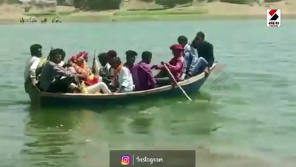 રાઠડા બેટ ગામે નાવડીમાં જાન લઈને પહોંચ્યા વરરાજા