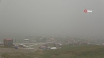 Yüksekova'da toz bulutu nedeniyle göz gözü görmüyor