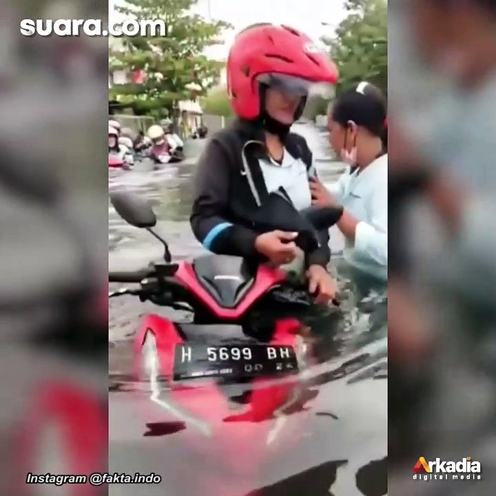 Warga Berbondong-bondong Tuntun Sepeda Motor saat Banjir Rob di Semarang Rendam Kawasan Pabrik