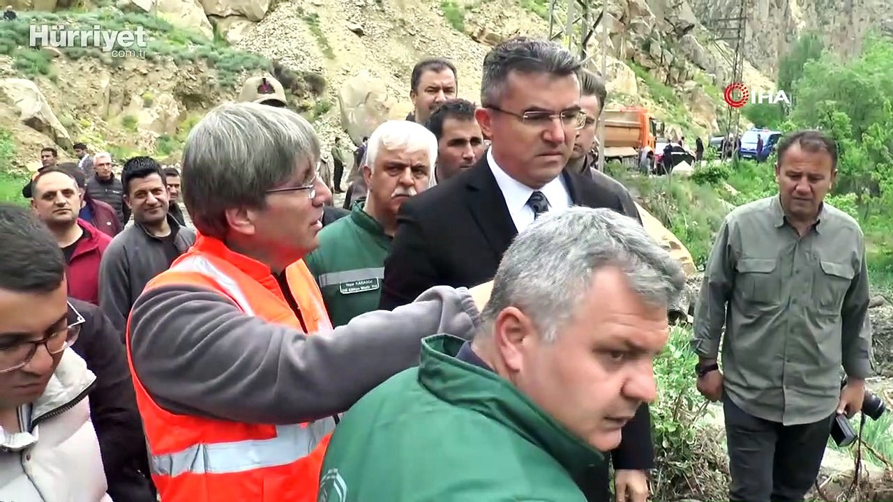 Erzurum’da heyelan nedeniyle 10 ev boşaltıldı, mezarlar tahrip oldu