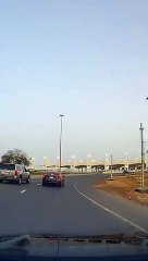 @eMoroor سيارتين مقفلين الخط يسولفون مع بعض ولا فتحو خط حتى بعد تنبيهم بالبوري و اربكوا سير المركبات الاخرى كما هو موضح في اخر الفديو من تصوير الداش