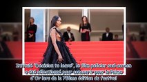 Robe noire et décolleté plongeant - à Cannes, Naomi Campbell enflamme le tapis rouge