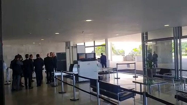 Assessor especial do governo da Casa Branca, Chris Dodd, visita Bolsonaro para convencer sobre participação na Cúpula das Américas