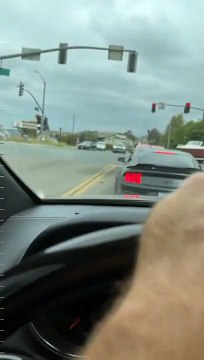 Homem é visto a rebocar barco com a sua cadeira de rodas elétrica... WTF!