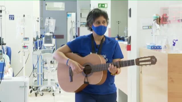 Microconciertos en los hospitales que reducen la ansiedad y ayudan a los enfermos