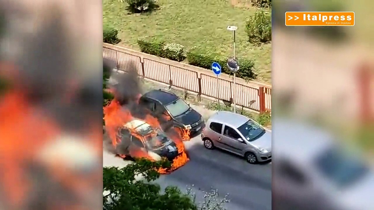 Palermo, auto si incendia in strada. Tragedia sfiorata