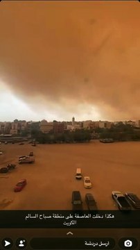 Une énorme tempête de sable recouvre cette ville du Koweït...