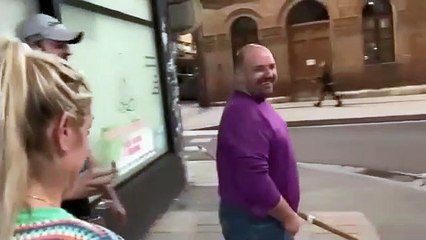 Il fait du tir à l'arc à la sortie d'un bar mais la police à autre chose à faire