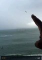 Un parachute ascensionnel s'envole avec la tempête et atterrit plusieurs centaines de mètres plus loin