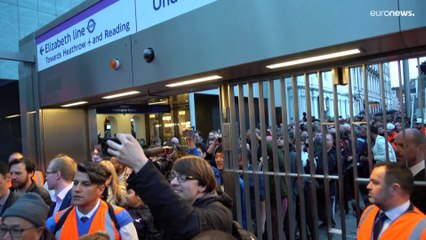 شاهد: تدشين خط قطارات "إليزابيث لاين" في لندن بعد تأخر كبير