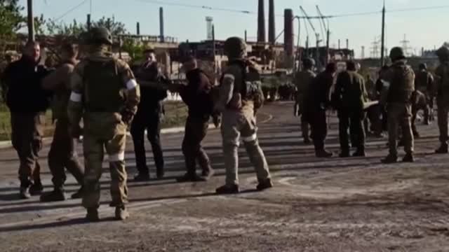 Soldados rusos desminan los alrededores de Azovstal