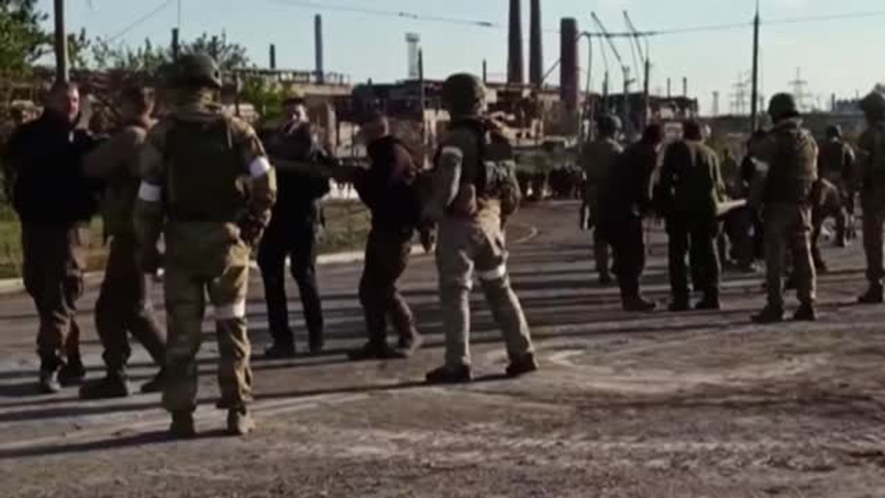 Soldados rusos desminan los alrededores de Azovstal