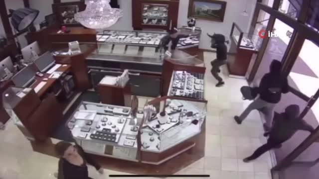 Kuyumcuyu soymaya çalışan hırsızları döverek engellediler