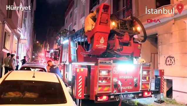 Bayrampaşa'da bir binanın çatısı alev alev yandı