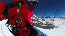 بدون تعليق: طيار مظلي جنوب إفريقي يقوم بأول رحلة جوية قبالة قمة إيفرست في النيبال