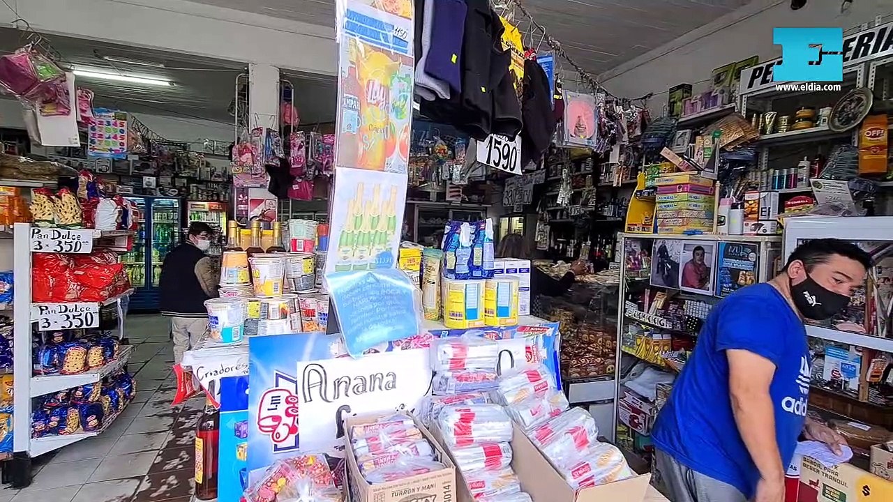 Panadería solidaria en La Plata: comerciante intercambia juguetes en buen estado para el Día del Niño
