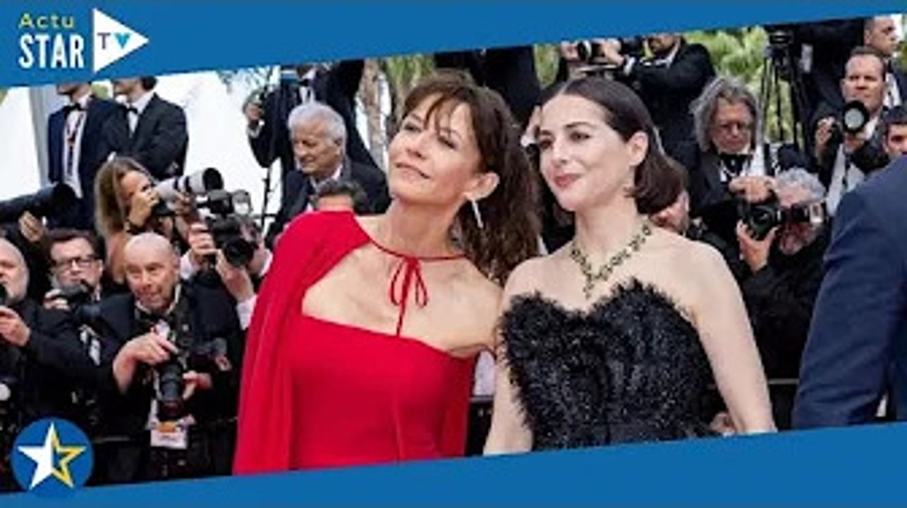 Cannes 2022 : Sophie Marceau éblouissante dans sa longue cape rouge pour la soirée anniversaire