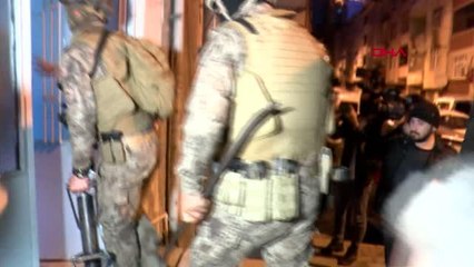 İSTANBUL-İSTANBUL'DA UYUŞTURUCU OPERASYONU; POLİSİ GÖRDÜ, UYUŞTURUCUYU PENCERDEN ATTI