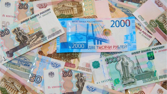 Guerre en Ukraine : la Russie ne va plus pouvoir payer ses dettes en dollars